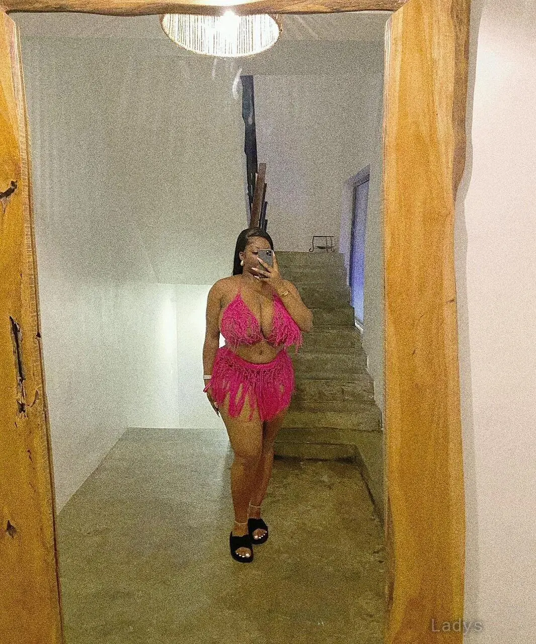 Naomi, 26 years brunette escorts in Gurgaon, height 178 sm, Weight  kg