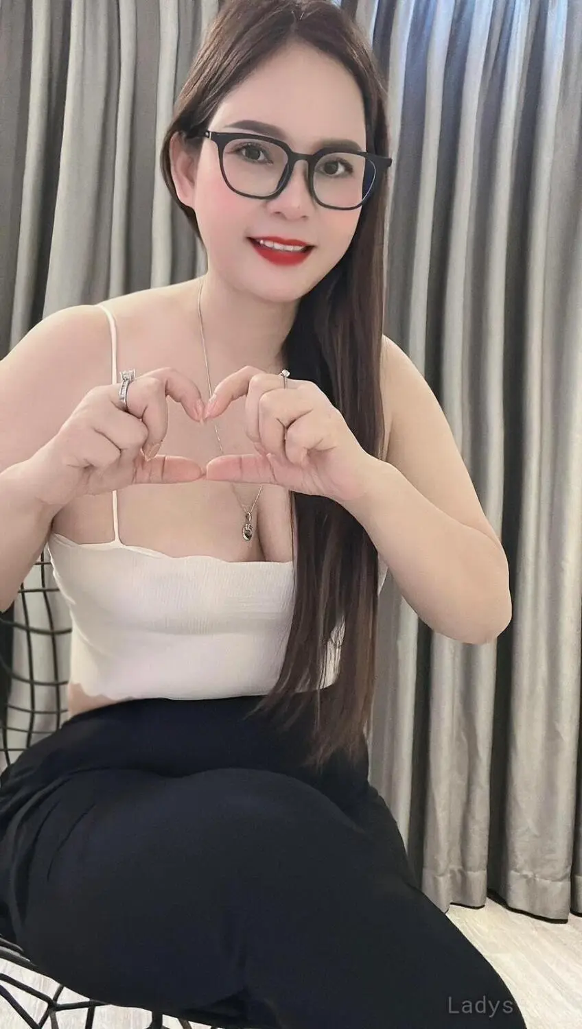 Queen, 22 years brunette escorts in Gurgaon, height 196 sm, Weight kg