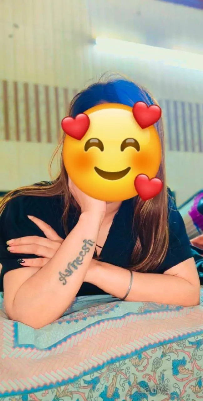 Shivani, 21 years brunette escorts in Gurgaon, height 160 sm, Weight kg