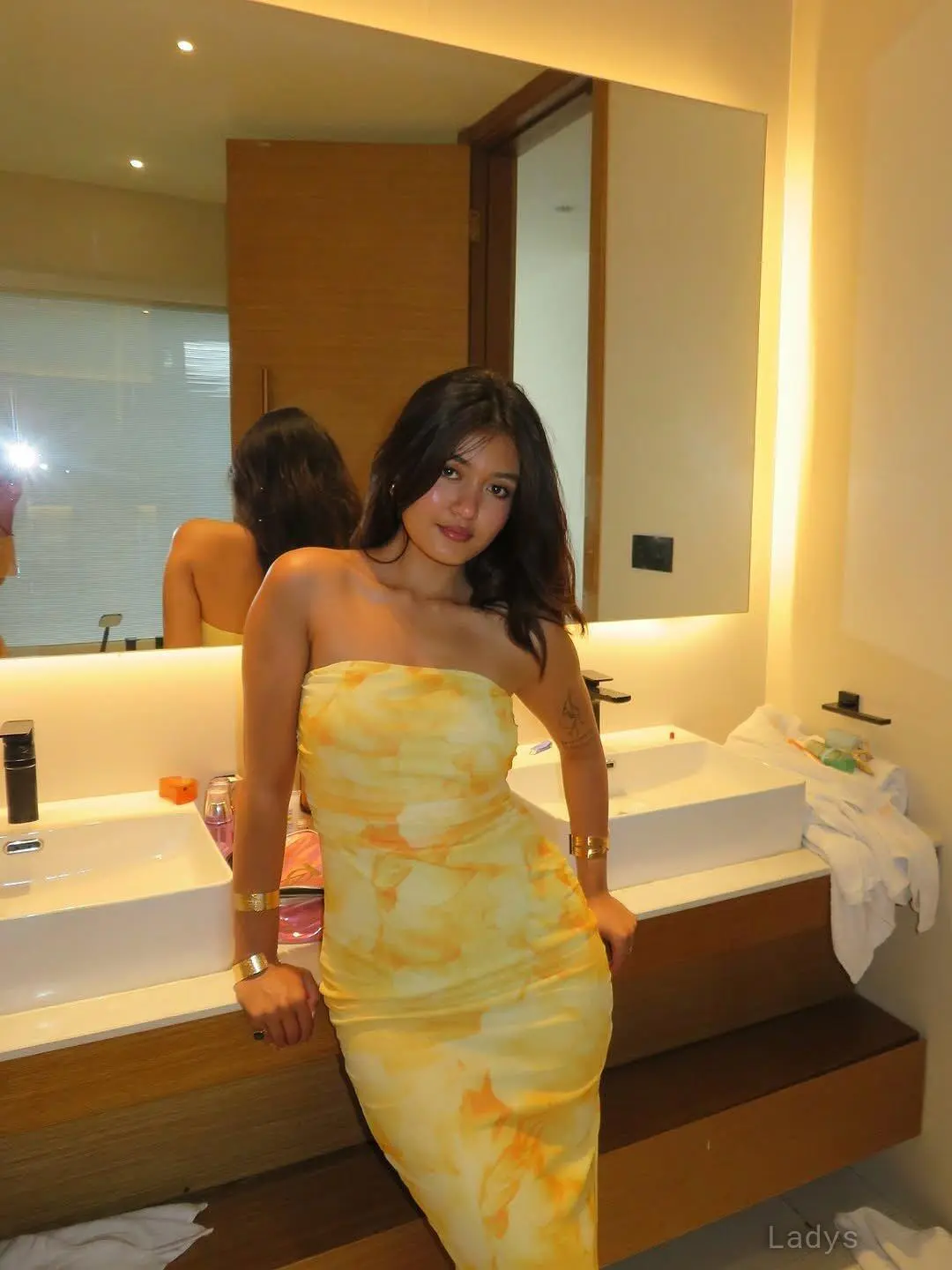 Diksha, 23 years brunette escorts in Guwahati, height 164 sm, Weight kg