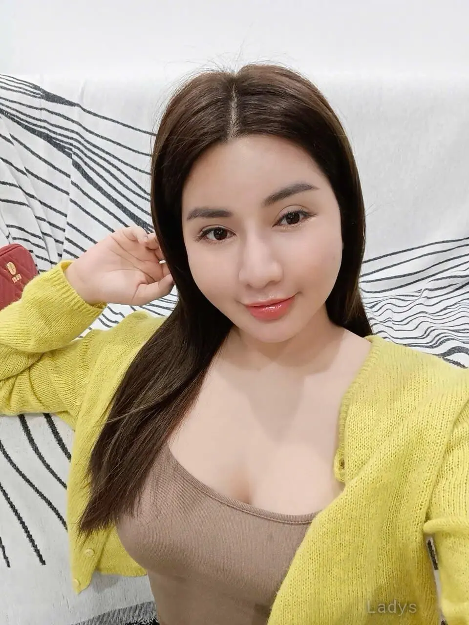Linh, 25 years brunette escorts in Hanoi, height 160 sm, Weight kg