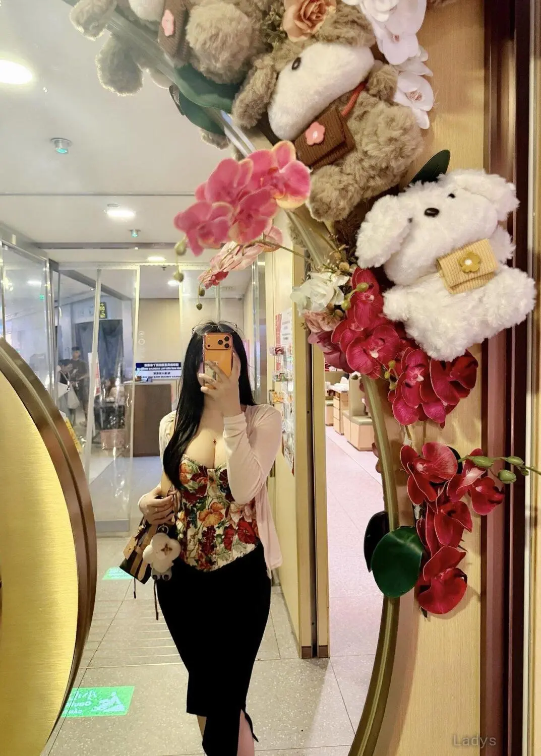 Linh, years brunette escorts in Hanoi, height sm, Weight kg