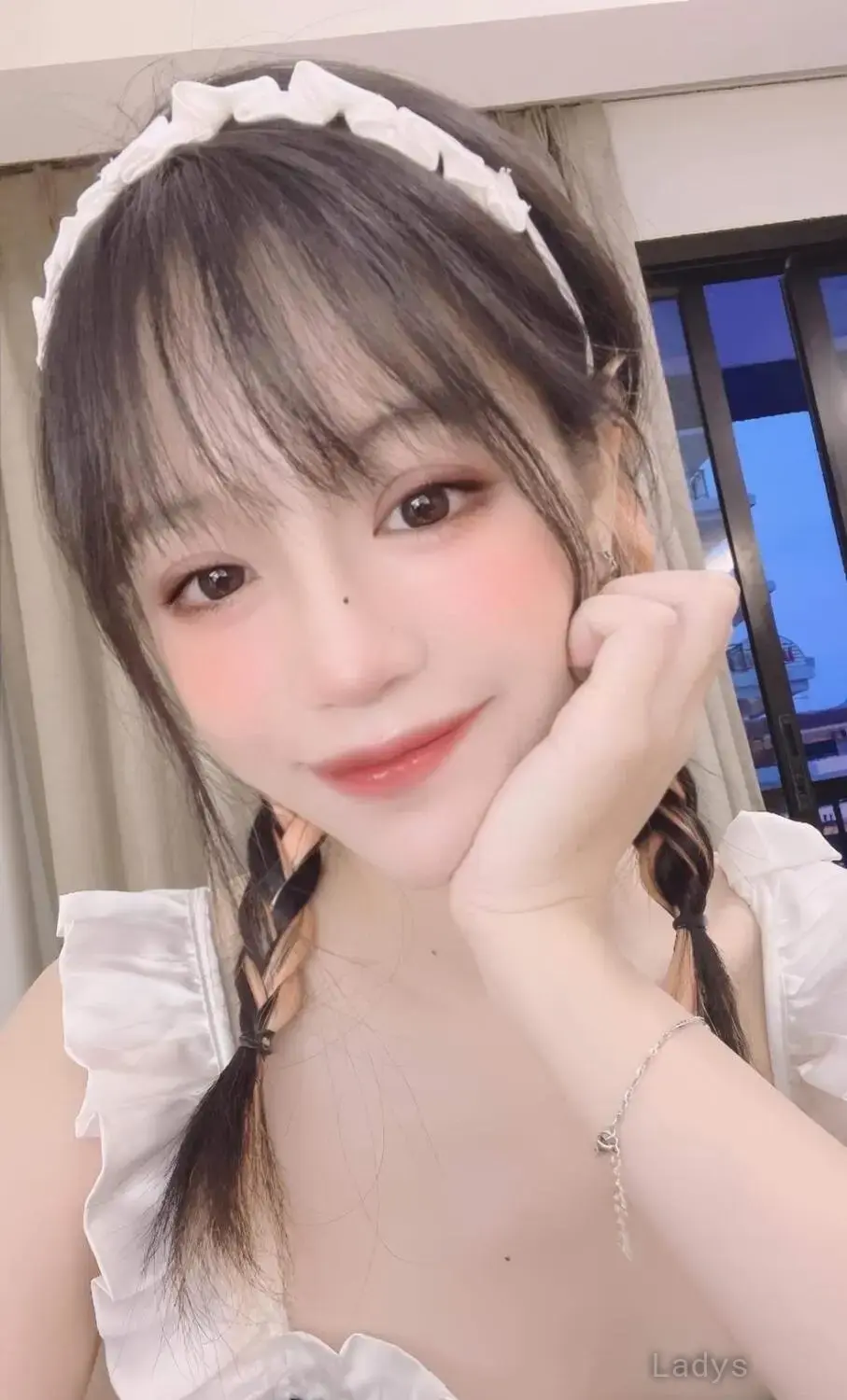 Yue Yue Independence, 21 years brunette escorts in Ho Chi Minh, height 167 sm, Weight 55 kg