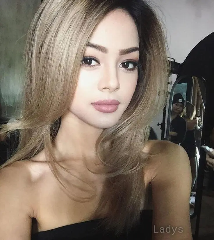 Farah, 22 years brunette escorts in Hong Kong, height 165 sm, Weight  kg