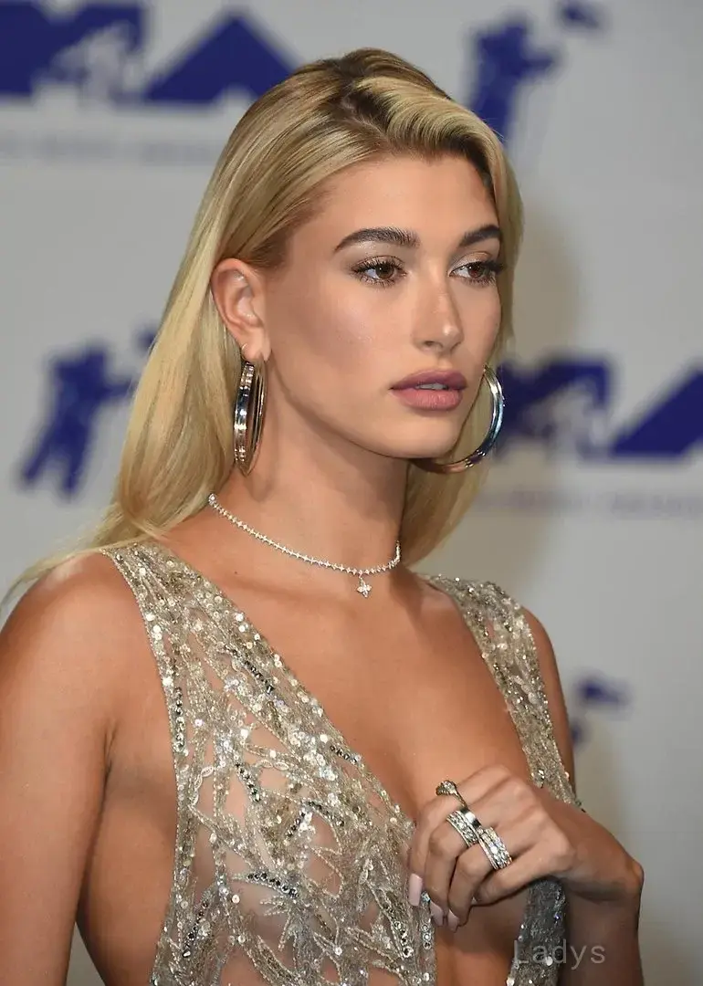 HaileyBaldwin, 29 years brunette escorts in Houston, height 168 sm, Weight 57 kg