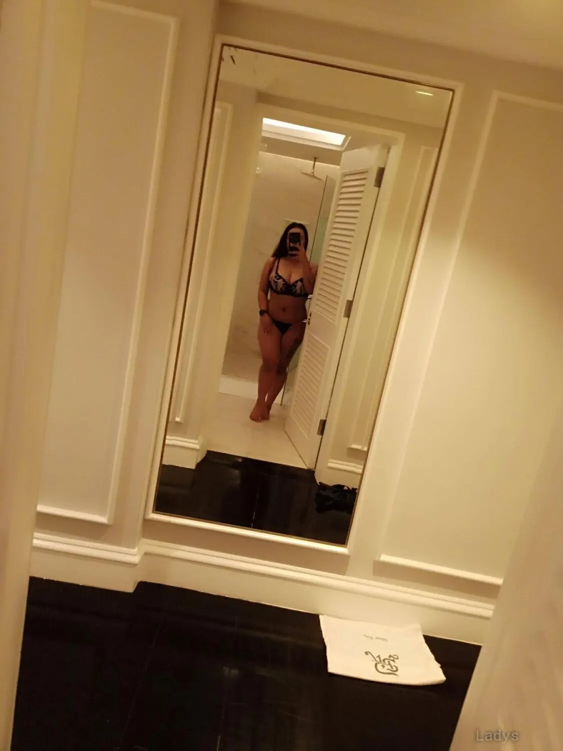 Bella, 25 years brunette escorts in Jakarta, height 165 sm, Weight  kg