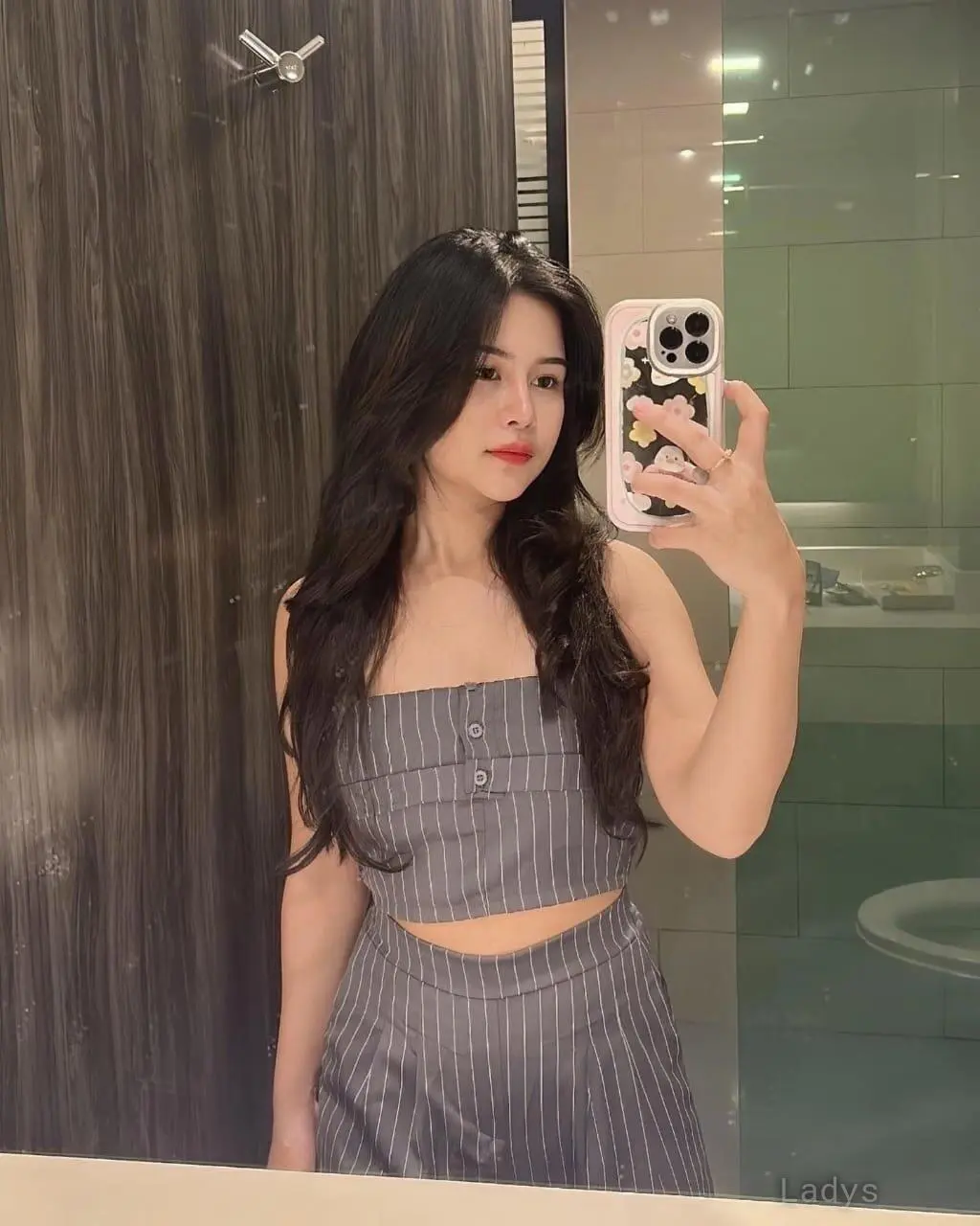 Dessy, 21 years brunette escorts in Jakarta, height 167 sm, Weight kg