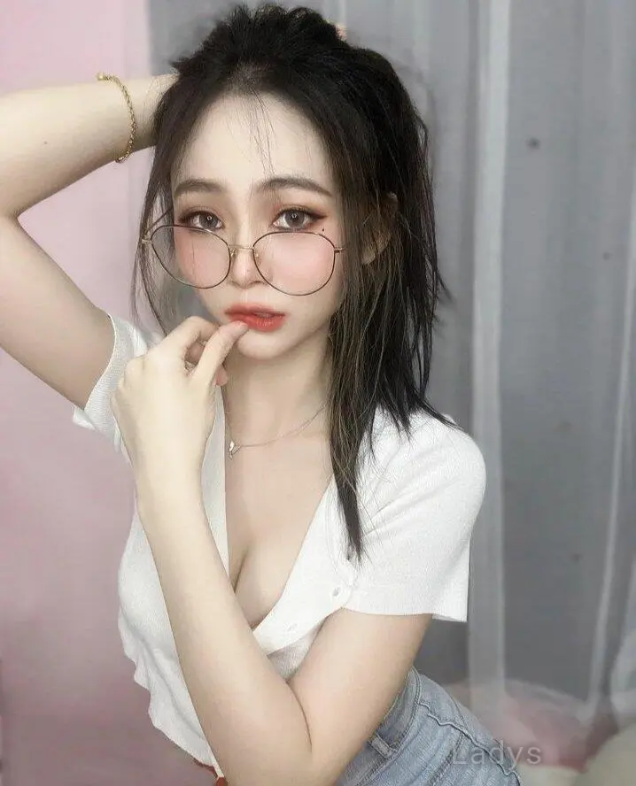 Kiky, 23 years brunette escorts in Jakarta, height 161 sm, Weight kg