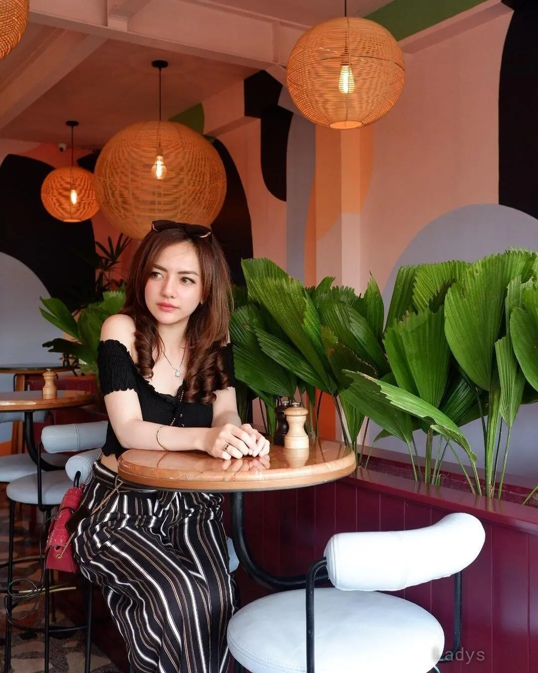 Lisa, 23 years brunette escorts in Jakarta, height 160 sm, Weight kg