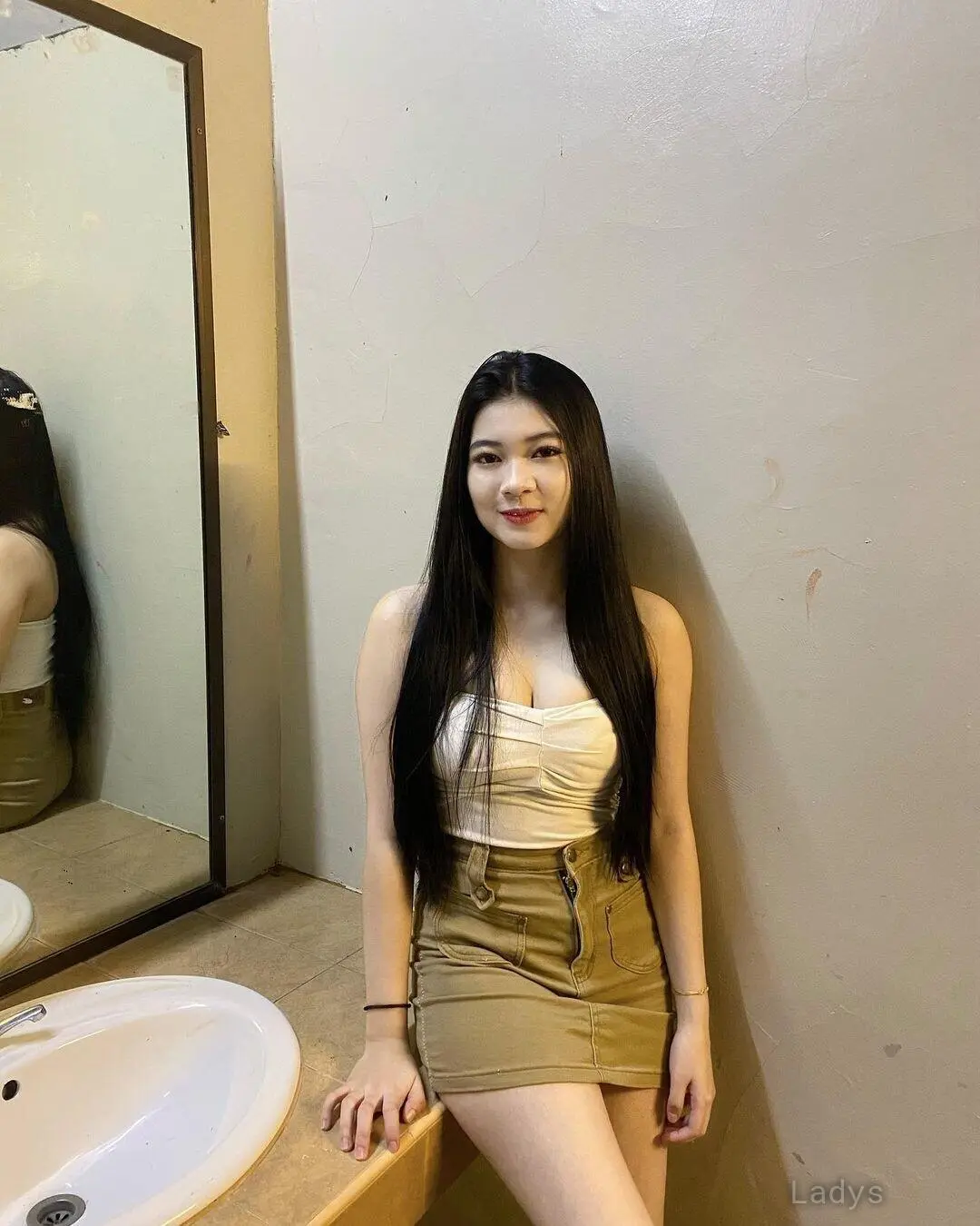 Rossa, 22 years brunette escorts in Jakarta, height 167 sm, Weight kg
