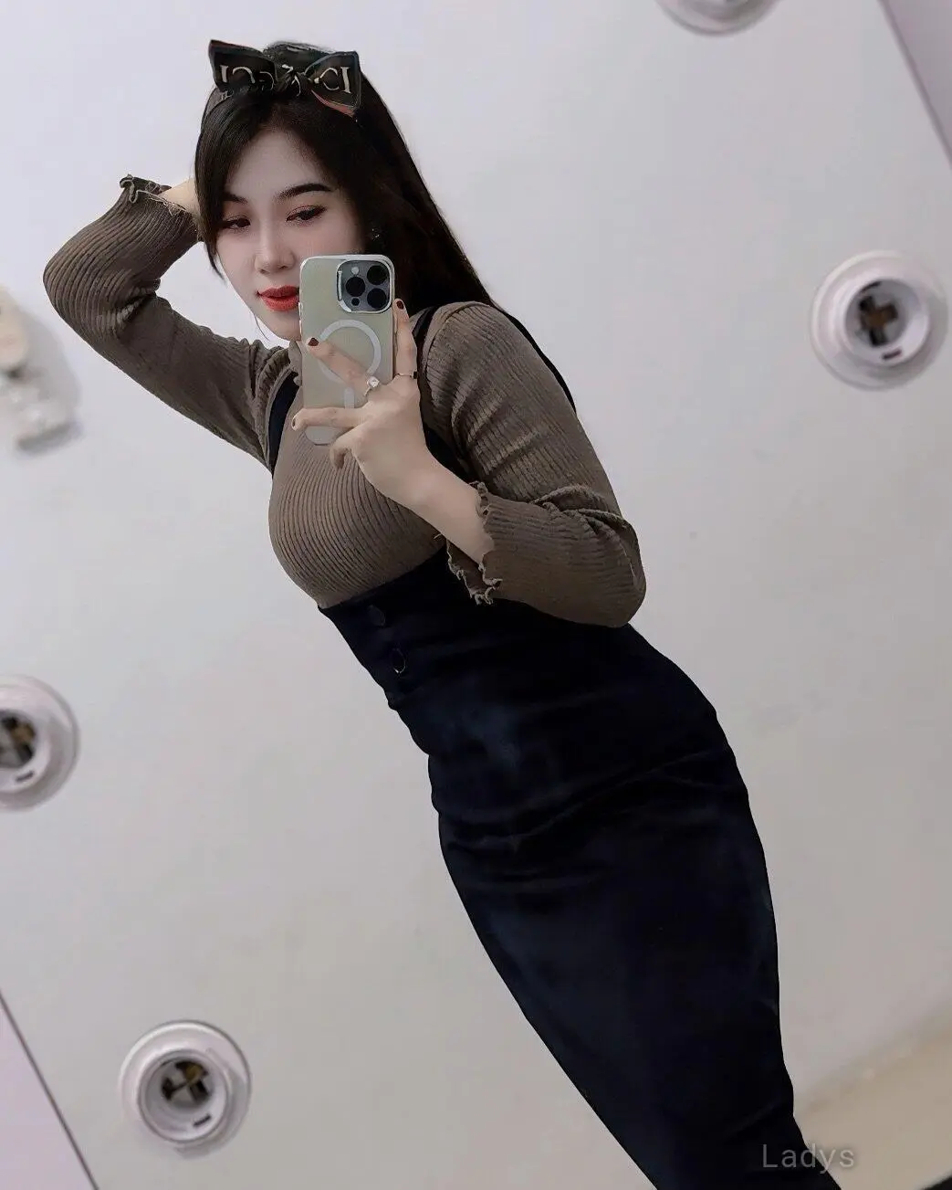 Utari, 23 years brunette escorts in Jakarta, height 165 sm, Weight kg