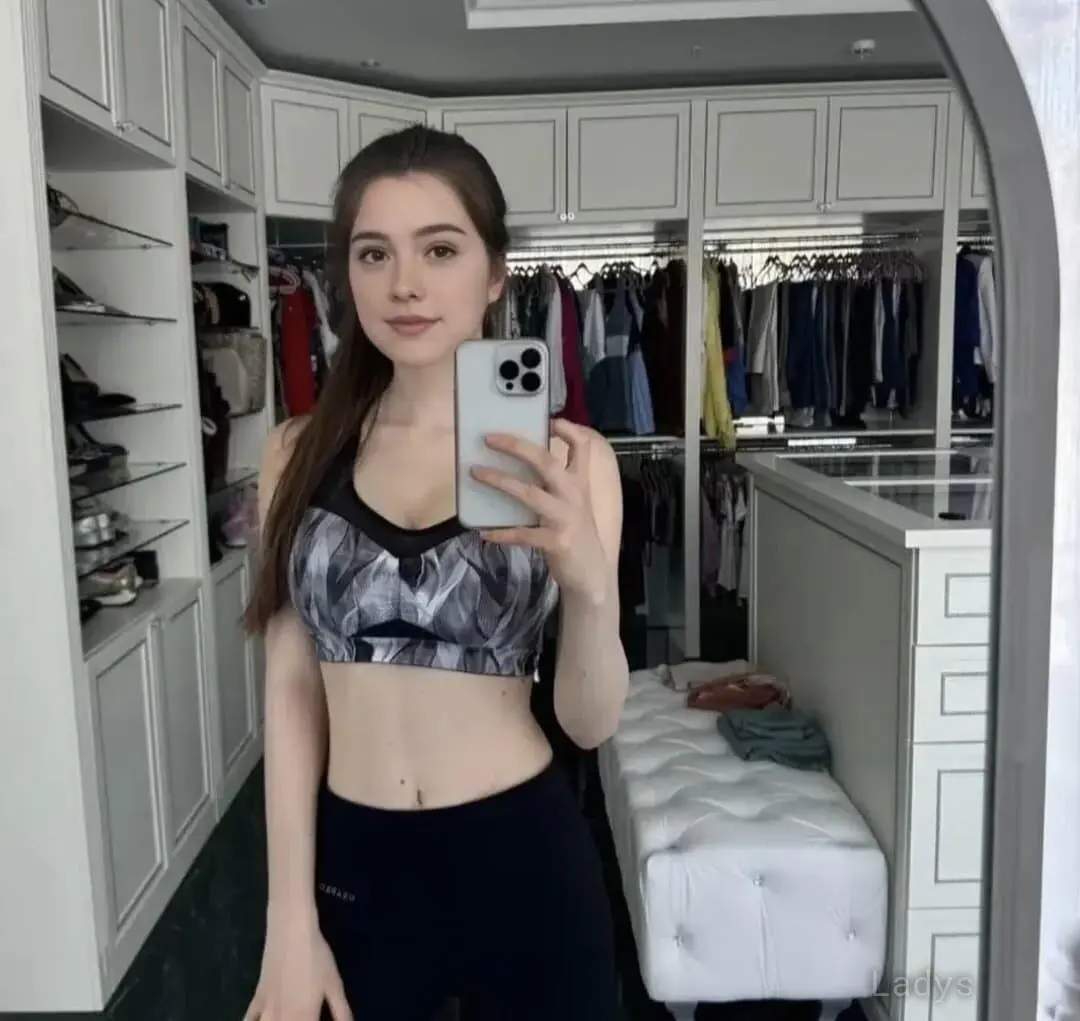 Willow, 23 years brunette escorts in Jakarta, height 161 sm, Weight kg