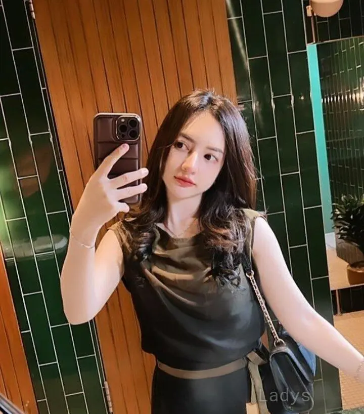 Zahra, 22 years brunette escorts in Jakarta, height 165 sm, Weight kg