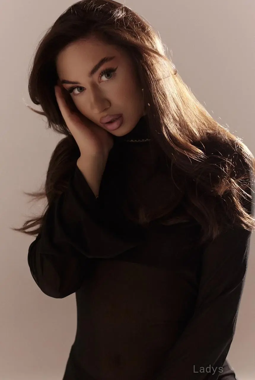Bella, 20 years brunette escorts in Jeddah, height 170 sm, Weight  kg
