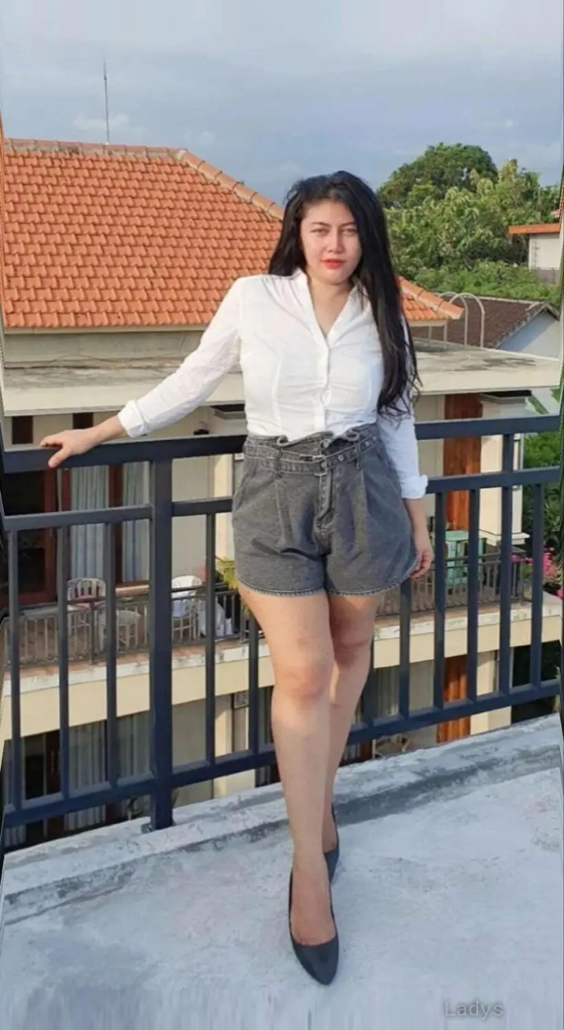 Sarah, 22 years brunette escorts in Johor Bahru, height 168 sm, Weight  kg
