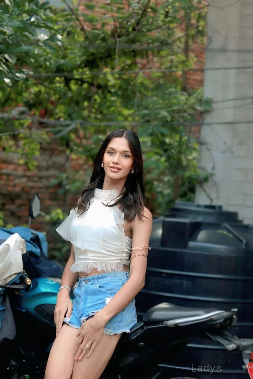 Myra, 21 years brunette escorts in Kathmandu, height 175 sm, Weight kg