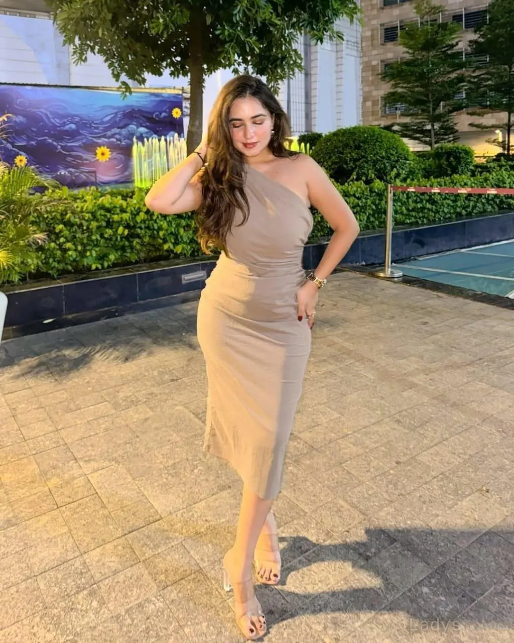 Heena, 23 years brunette escorts in Kochi, height 183 sm, Weight kg