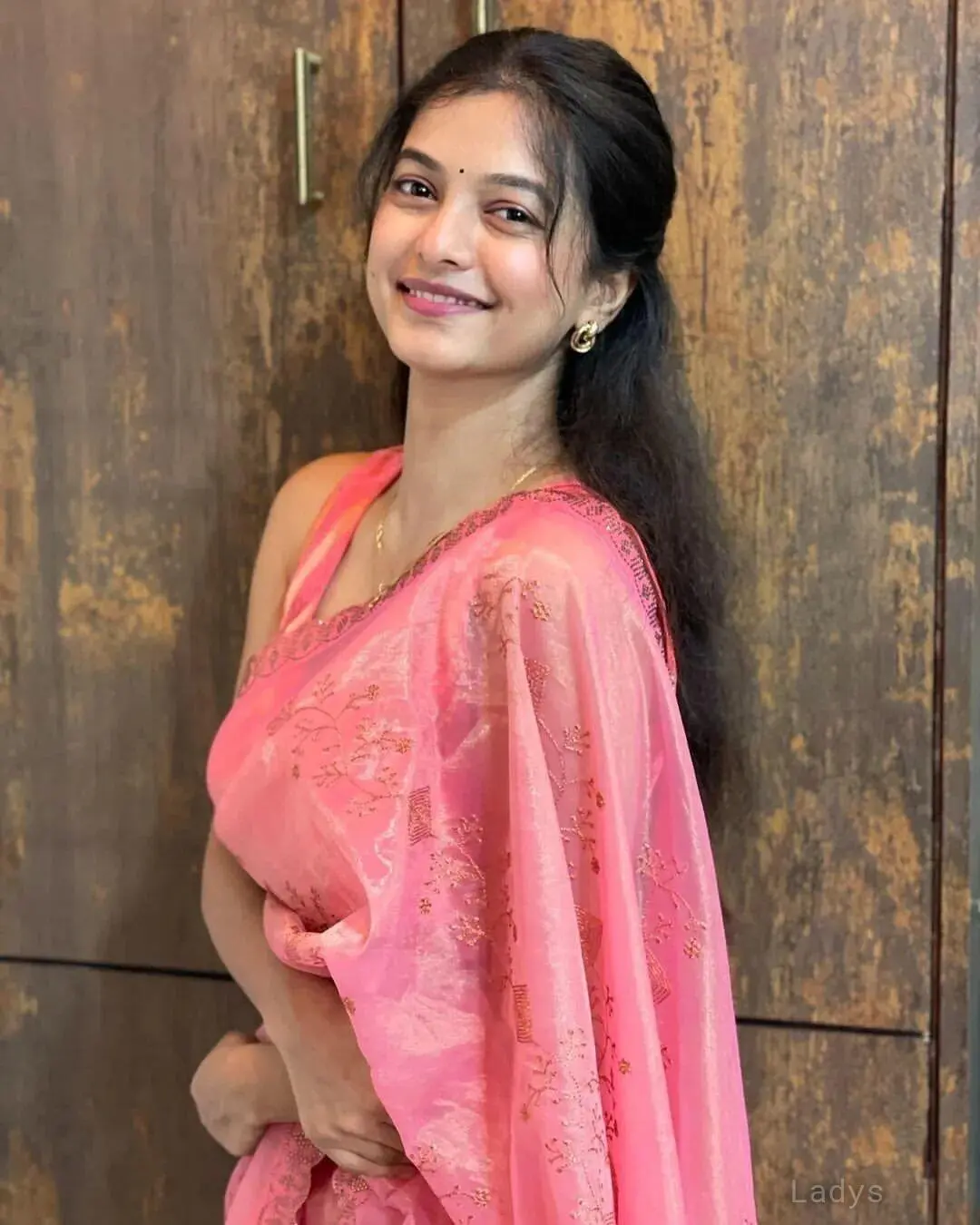 Monika, 23 years brunette escorts in Kochi, height 154 sm, Weight  kg