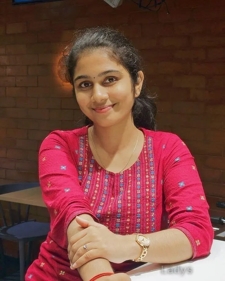 Shruti, 22 years brunette escorts in Kochi, height 159 sm, Weight  kg