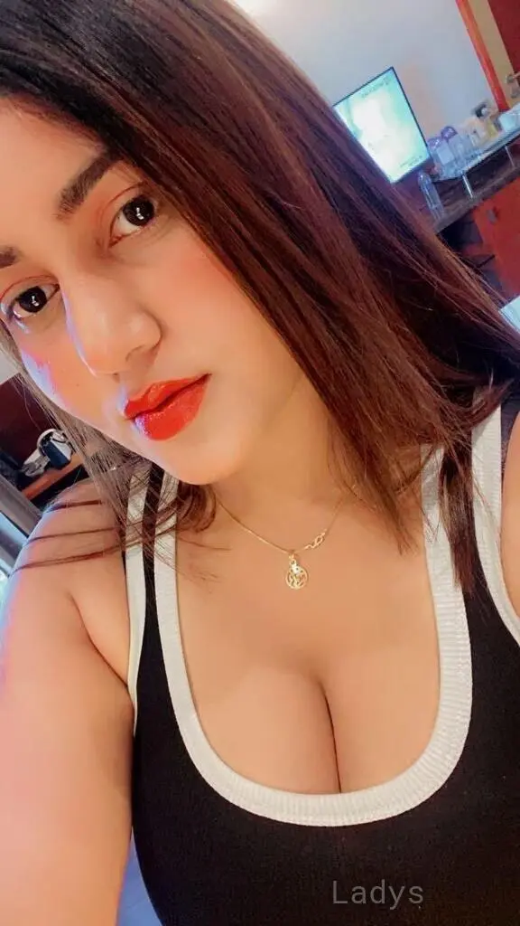 Talia, 23 years brunette escorts in Kochi, height  sm, Weight  kg
