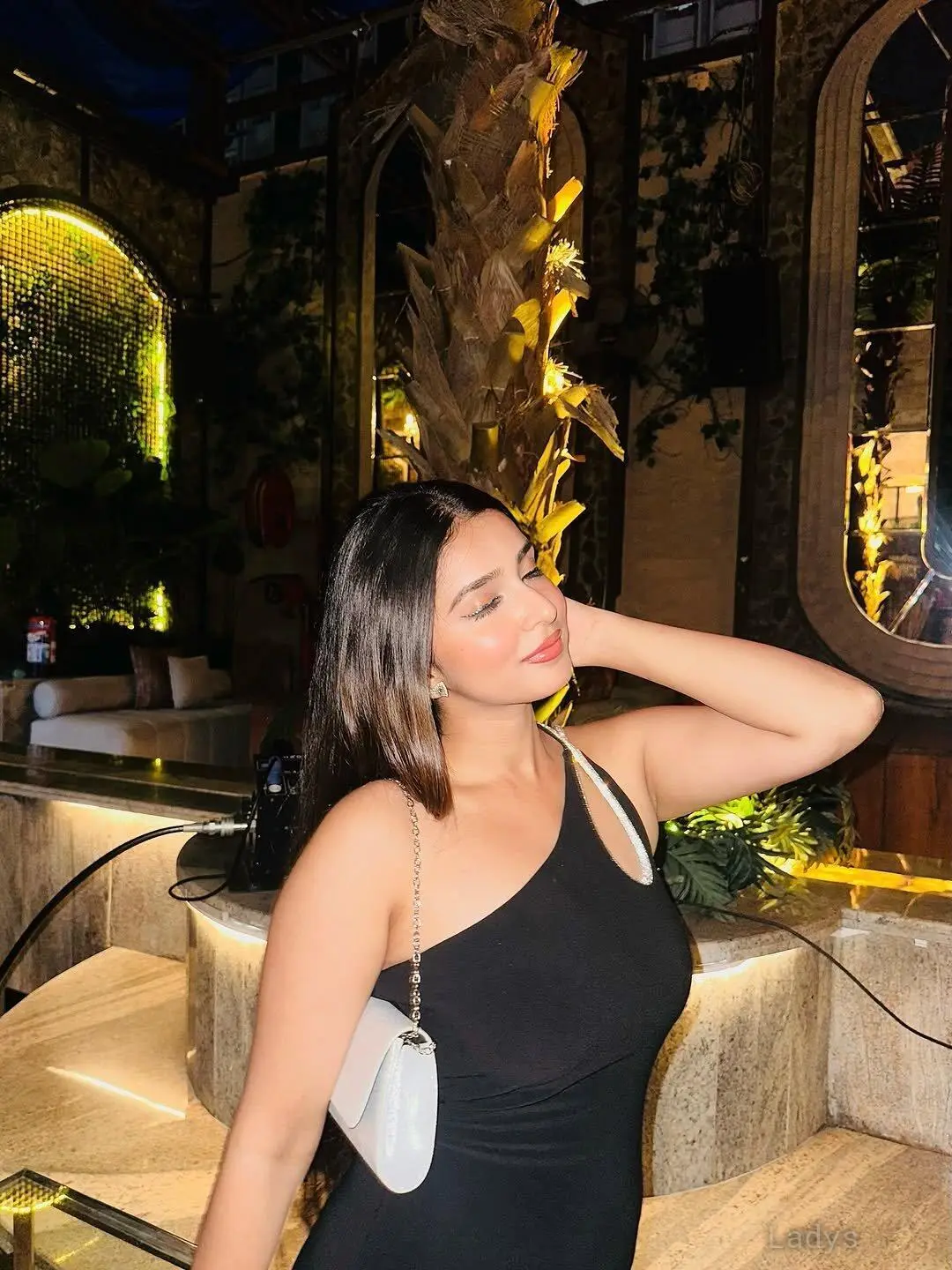 Yashika, 23 years brunette escorts in Kochi, height 155 sm, Weight kg