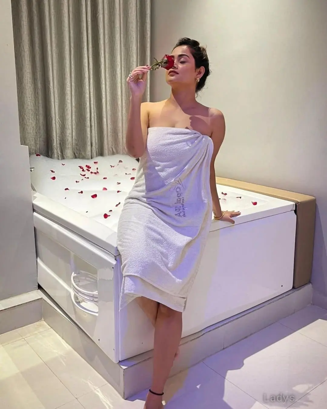 Priya,  years brunette escorts in Kolkata, height 154 sm, Weight  kg