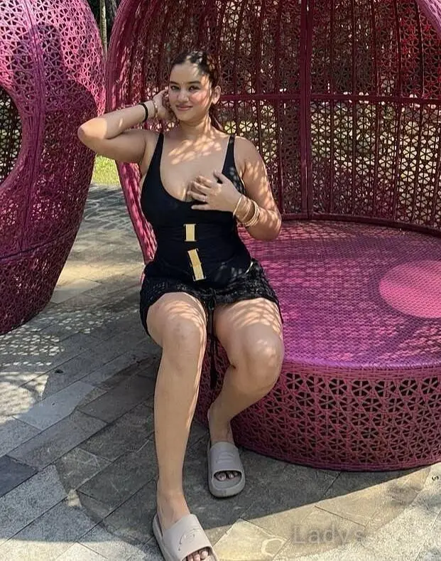 Suman, 21 years brunette escorts in Krabi, height 154 sm, Weight  kg