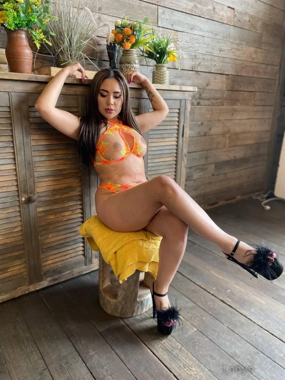 Kendra, 21 years brunette escorts in London, height 168 sm, Weight kg
