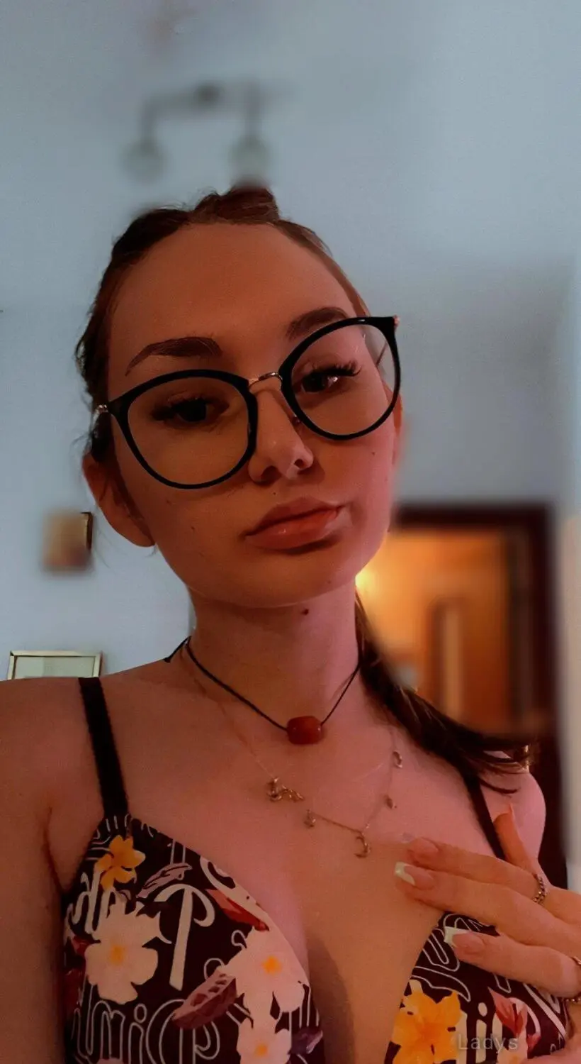 Luna, 22 years brunette escorts in London, height 178 sm, Weight kg