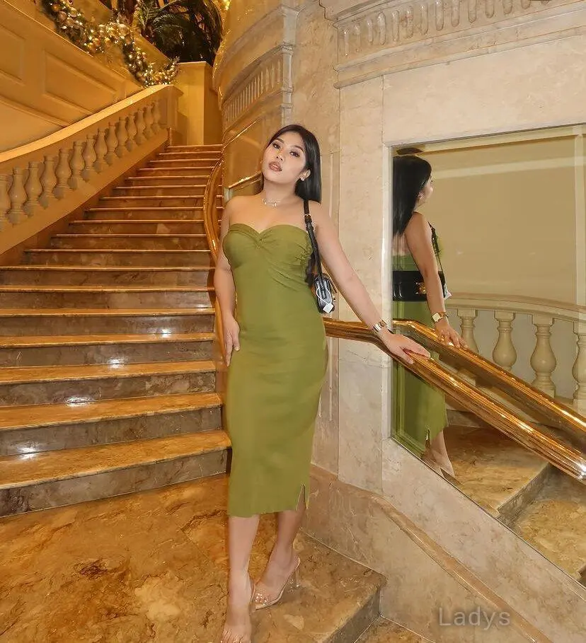 Candy, 21 years brunette escorts in Makati, height 158 sm, Weight  kg