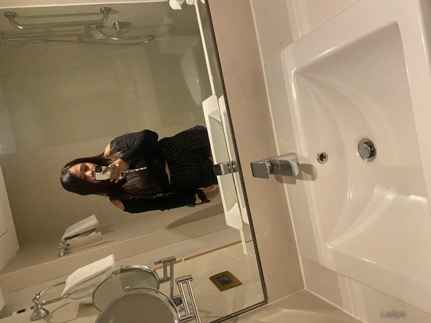 Nicole, 27 years brunette escorts in Makati, height 163 sm, Weight kg-1