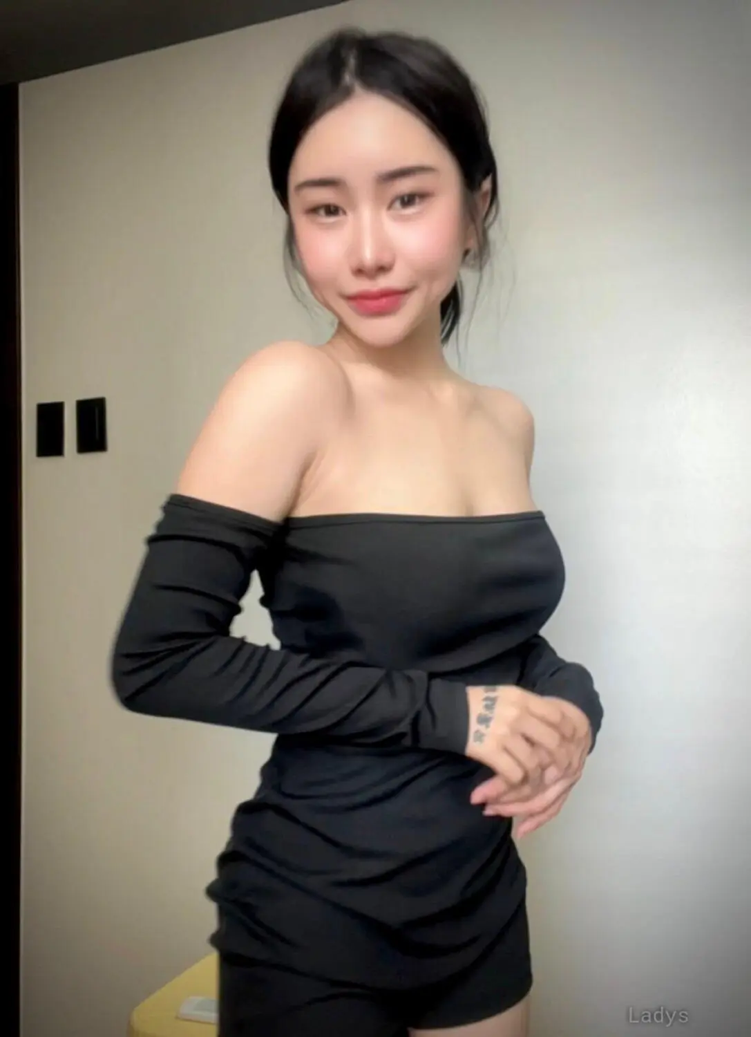 Yiyi, 22 years brunette escorts in Makati, height 154 sm, Weight kg