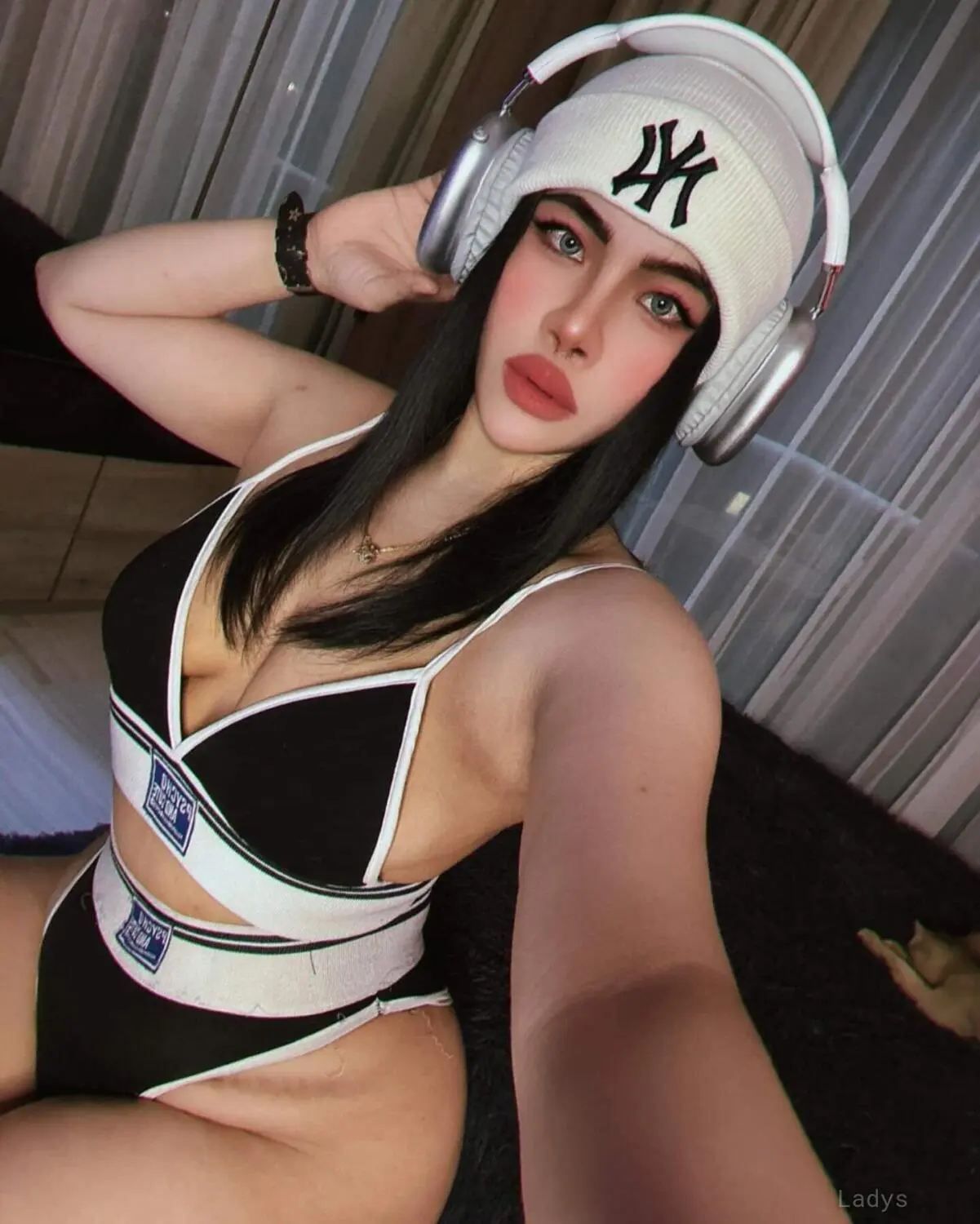 Lala Lalisa, 28 years brunette escorts in Manama, height 165 sm, Weight kg