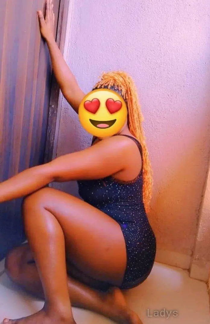Angie, 24 years brunette escorts in Medina, height  sm, Weight  kg