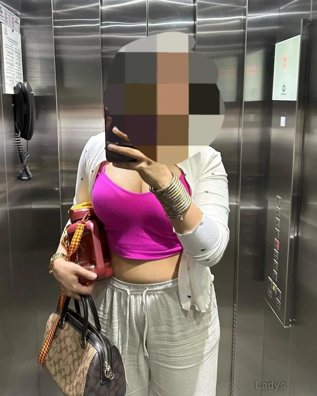 Ashwini, 22 years brunette escorts in Mumbai, height 155 sm, Weight kg