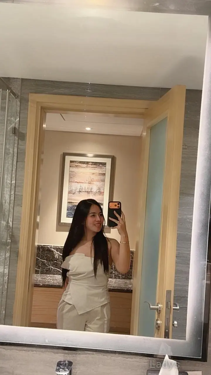 Karina, 23 years brunette escorts in Mumbai, height 164 sm, Weight kg
