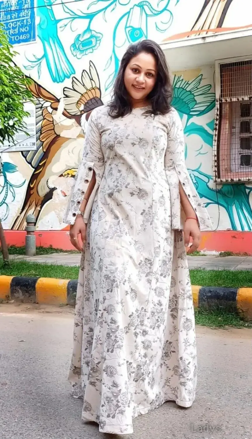 Neha, 23 years brunette escorts in Mumbai, height 161 sm, Weight 55 kg