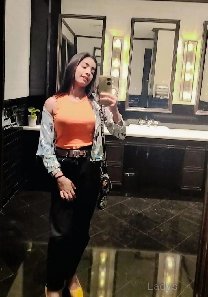Nisha, 23 years brunette escorts in Mumbai, height 164 sm, Weight  kg
