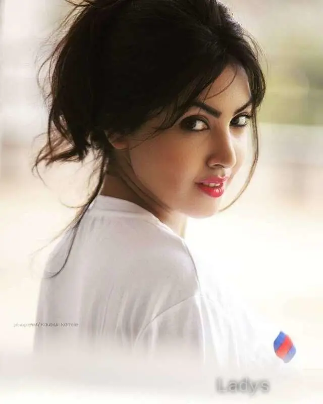 Sanjana, 21 years brunette escorts in Mumbai, height 170 sm, Weight kg