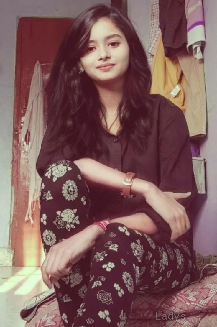 Shruti, 23 years brunette escorts in Mumbai, height 154 sm, Weight kg