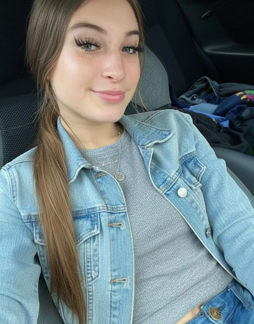 Henora, 24 years brunette escorts in Munich, height 171 sm, Weight 55 kg