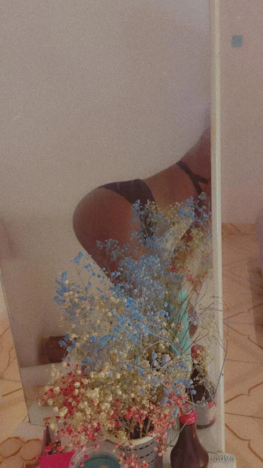 Layla, 22 years brunette escorts in Nairobi, height 163 sm, Weight  kg