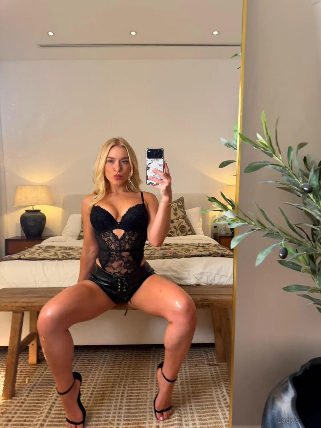 Olivia, 26 years brunette escorts in Nanterre, height 170 sm, Weight 65 kg