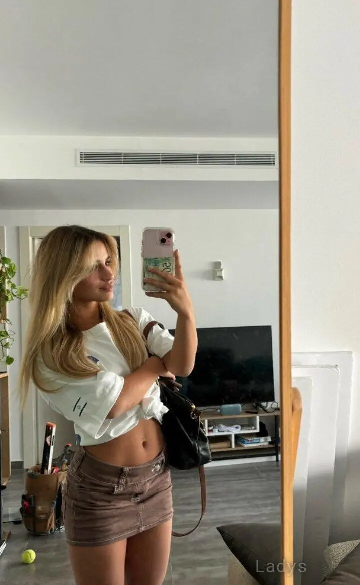 Emily, 28 years brunette escorts in Napoli, height sm, Weight kg