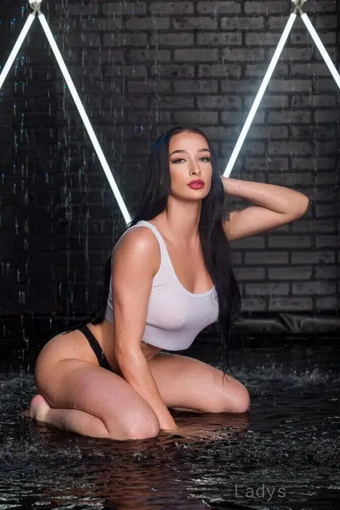 Luna, 20 years brunette escorts in Nashville, height 167 sm, Weight 58 kg
