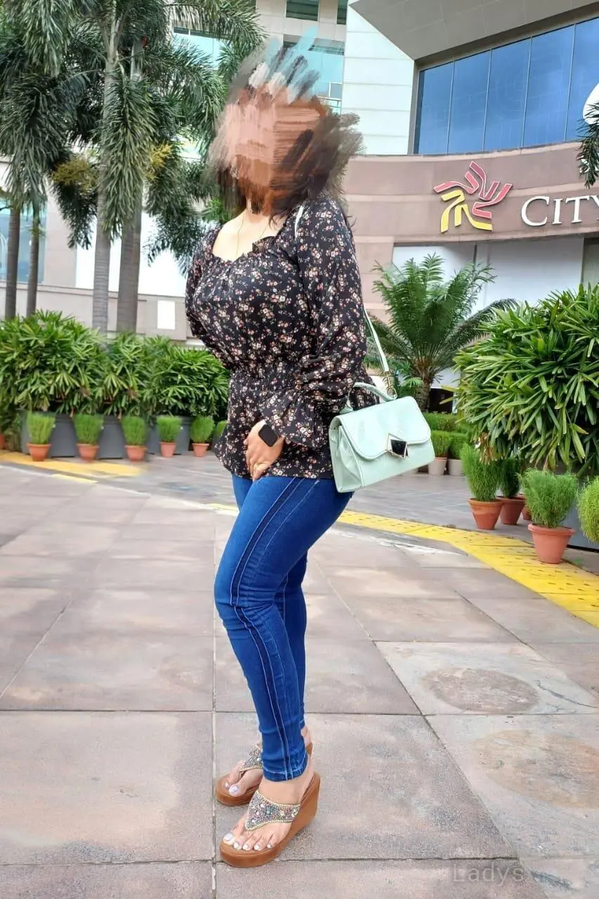 ⁠Rinky, 23 years brunette escorts in Navi Mumbai, height 153 sm, Weight  kg
