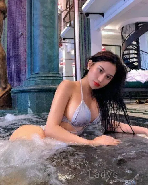 Kendall, 20 years brunette escorts in Noida, height 154 sm, Weight  kg