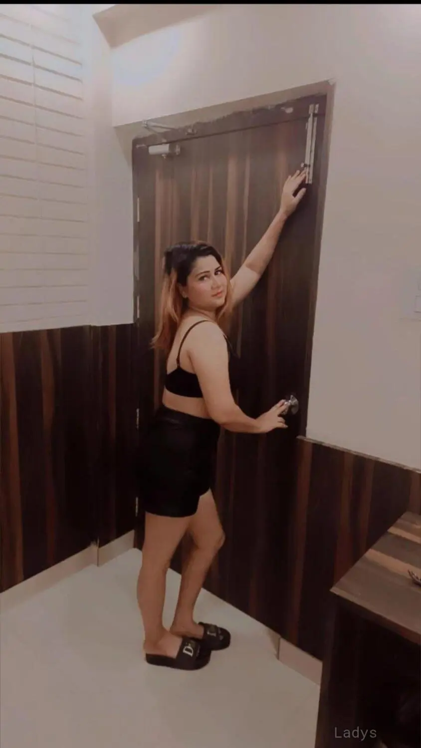 Kendall, 21 years brunette escorts in Noida, height 154 sm, Weight  kg