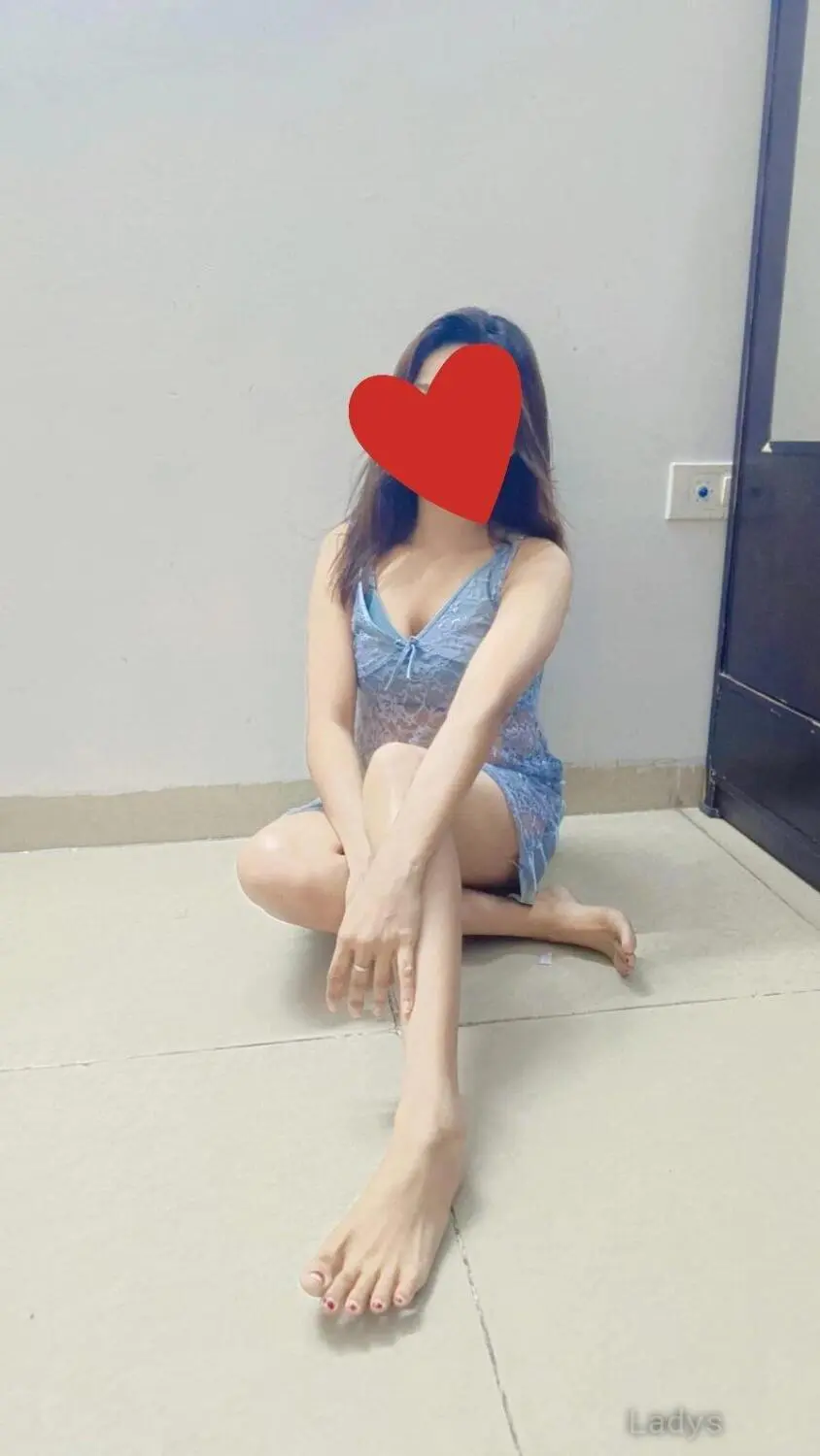 Mahira, 22 years brunette escorts in Noida, height 165 sm, Weight kg