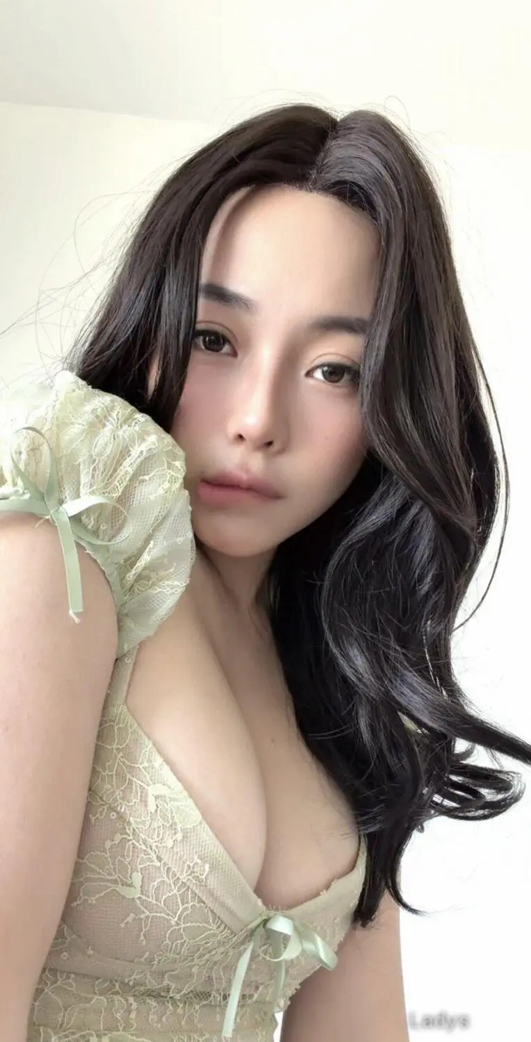 Vivi, 23 years brunette escorts in Phu Quoc, height 160 sm, Weight  kg